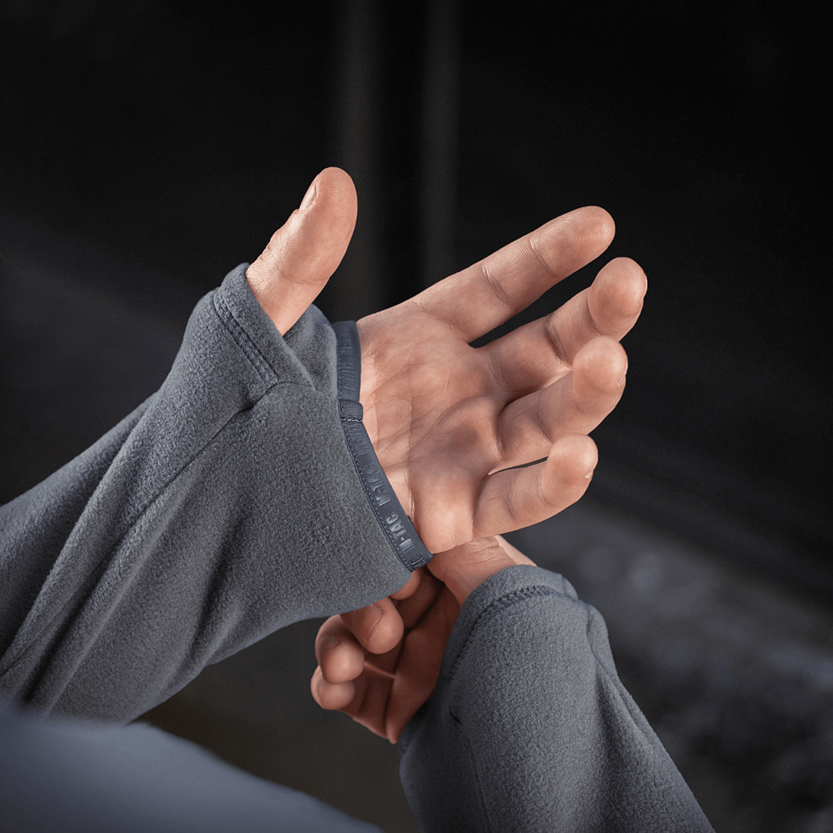 Lähikuva M-Tac Delta Polartec -fleece-takista; näkyvät joustavat hihansuut ja kangas.