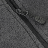 Lähikuva harmaasta vetoketjusta M-Tac Delta Polartec -fleece-takissa, Polartec® Micro Series -fleecestä.
