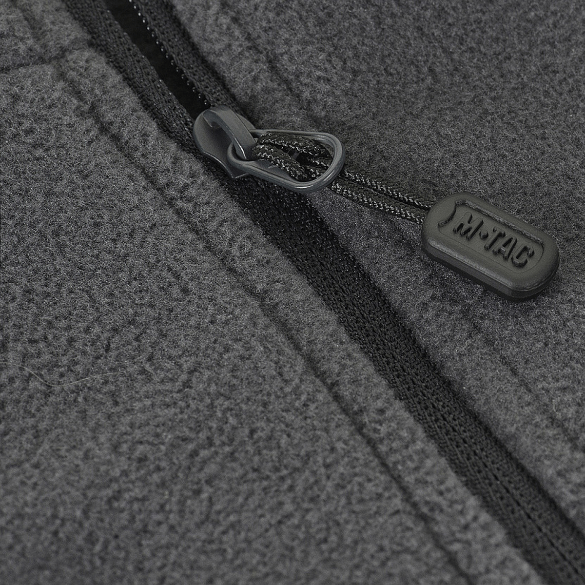 Lähikuva harmaasta vetoketjusta M-Tac Delta Polartec -fleece-takissa, Polartec® Micro Series -fleecestä.