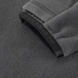 Lähikuva M-Tac Delta Polartec -fleece-takin kangasdetailista harmaana, korostaen rakennetta ja reunoja.