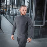 Mies pukeutuneena M-Tac Delta Polartec -fleece-takkiin harmaana, moderni tausta.