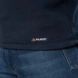 Lähikuva M-Tac Delta Polartec -fleece-takista, Polartec® Micro Series -fleecestä ja hillitty Polartec-logo saumassa.