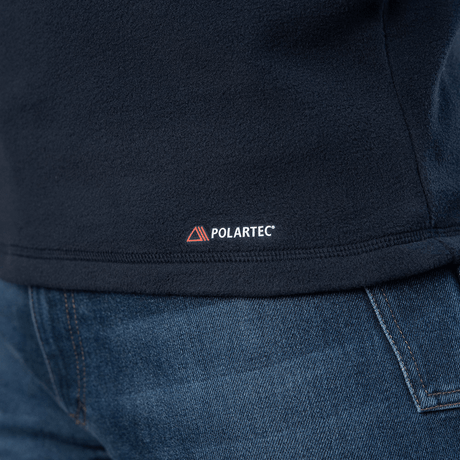 Lähikuva M-Tac Delta Polartec -fleece-takista, Polartec® Micro Series -fleecestä ja hillitty Polartec-logo saumassa.