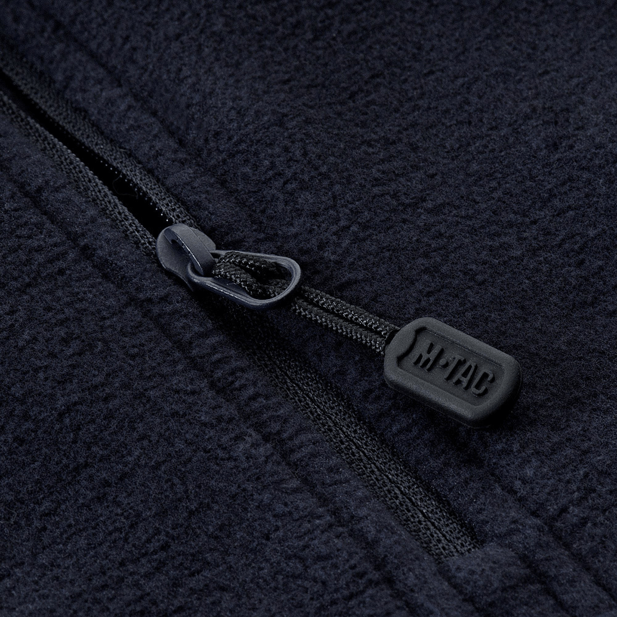 Yksityiskohta vetoketjusta M-Tac Delta Polartec -fleece-takissa, Polartec® Micro Series -fleecestä.