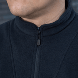 Lähikuva M-Tac Delta Polartec -fleece-takista; näkyy fleece ja puolivetoketju.