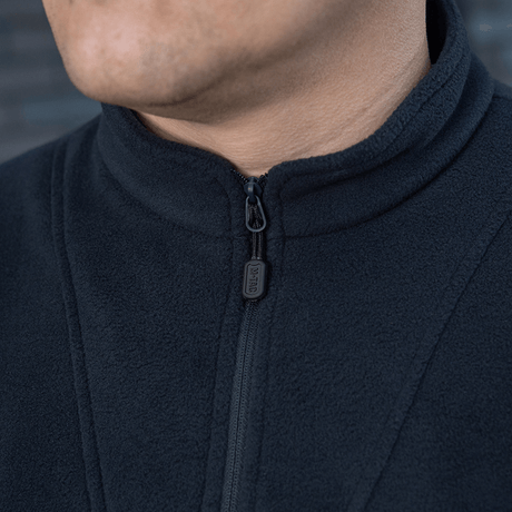 Lähikuva M-Tac Delta Polartec -fleece-takista; näkyy fleece ja puolivetoketju.