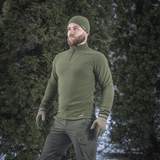 Mies pukeutuneena M-Tac Delta Polartec fleece-takkiin ulkona, sopii kylmiin päiviin, valmistettu kulutusta kestävästä Polartec® Micro Series -fleecestä.