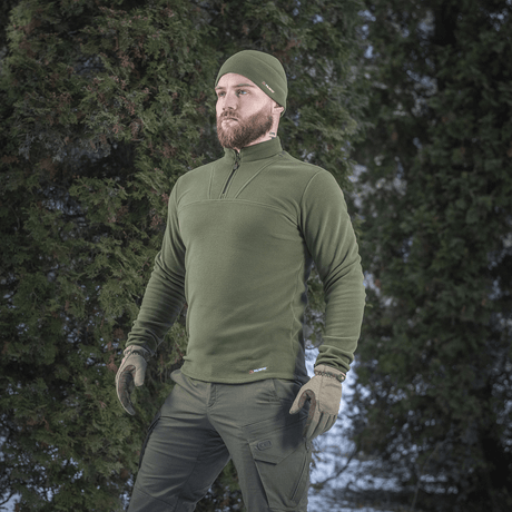 Mies pukeutuneena M-Tac Delta Polartec fleece-takkiin ulkona, sopii kylmiin päiviin, valmistettu kulutusta kestävästä Polartec® Micro Series -fleecestä.