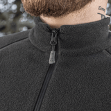 Lähikuva M-Tac Polartec Sport -fleecatakista, näyttää vetoketjun ja Polartec® 200 Series -fleecen tekstuurin.