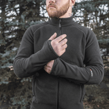 Mies pukeutuneena M-Tac Polartec Sport -fleecatakkiin luonnossa, sopii vaihtokauteen ja viileään säähän, valmistettu Polartec® 200 Series -fleecestä.