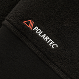 Lähikuva M-Tac Polartec Sport -fleecatakista Polartec-logolla, näyttää 200 Series -fleecen tekstuurin.