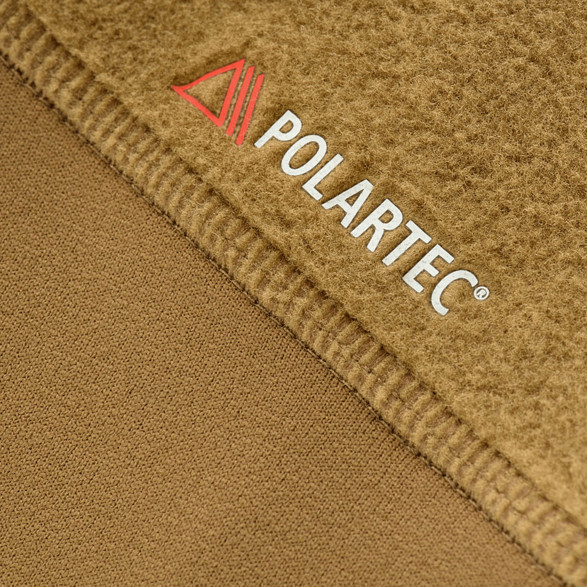 Polartec-kankaan yksityiskohta M-Tac Polartec Sport -fleecatakista, näyttää eristysmateriaalin tekstuurin ruskeana.