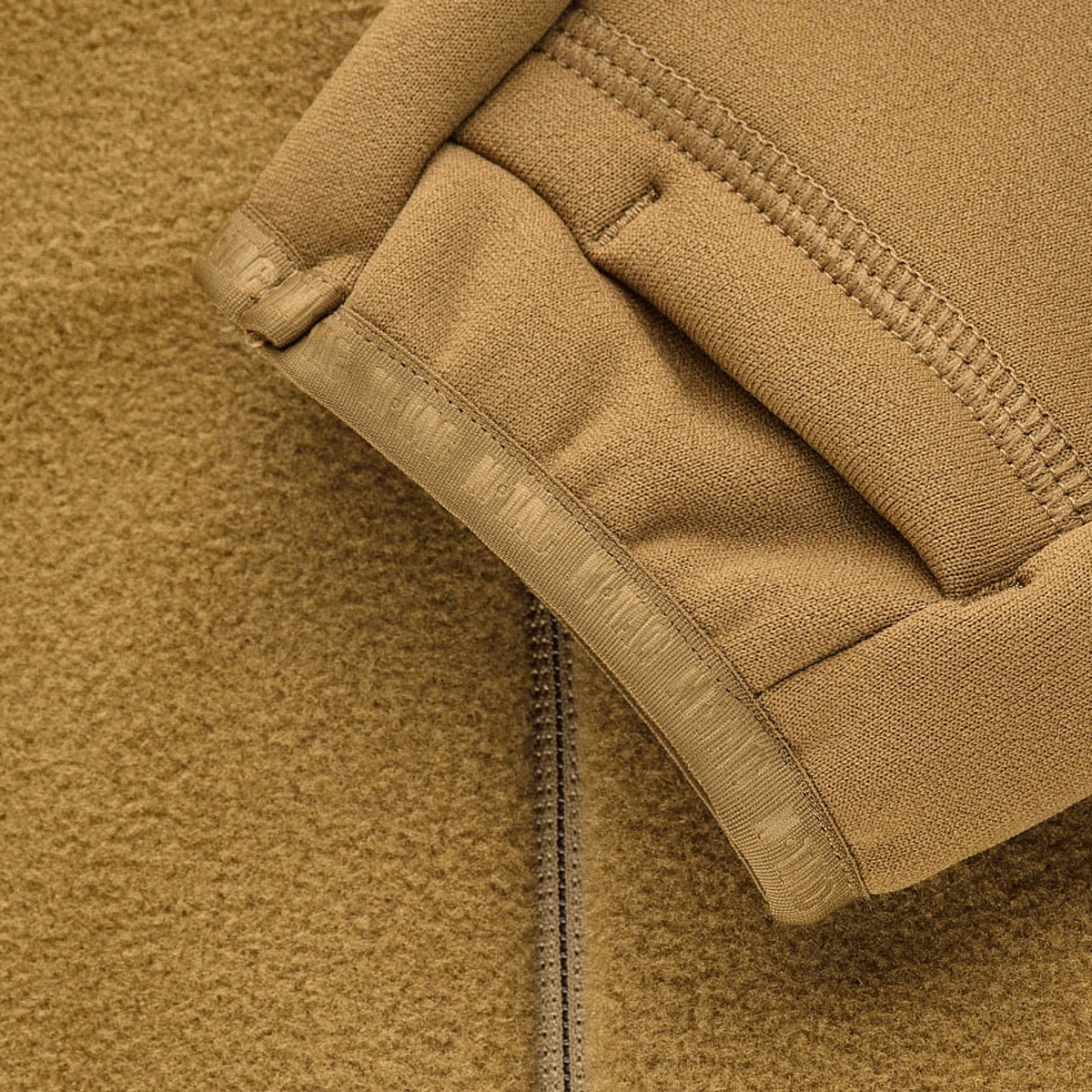 Yksityiskohta hihasta M-Tac Polartec Sport -fleecatakista, valmistettu Polartec® 200 Series -fleecestä.