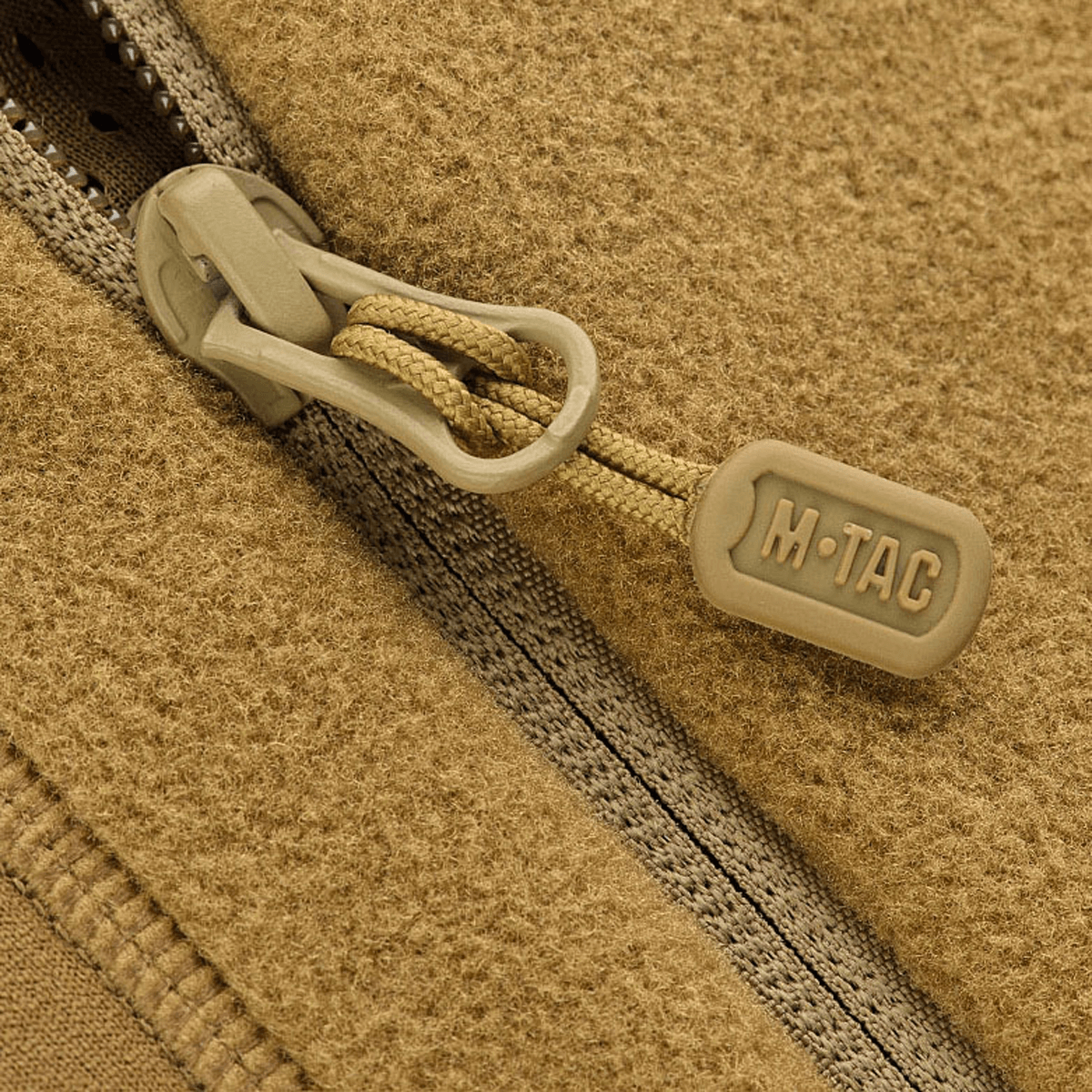 Sulkemisdetaileja M-Tac Polartec Sport -fleecatakista, näyttää kestävän vetoketjun ja Polartec® 200 Series -fleecen.