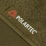 Lähikuva M-Tac Polartec Sport Fleecejakkesta Polartec-logolla, valmistettu premium Polartec® 200 Series -fleecestä mukavuutta ja eristystä varten
