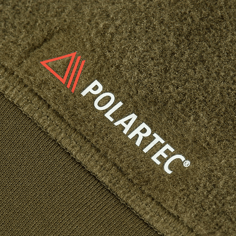 Lähikuva M-Tac Polartec Sport Fleecejakkesta Polartec-logolla, valmistettu premium Polartec® 200 Series -fleecestä mukavuutta ja eristystä varten