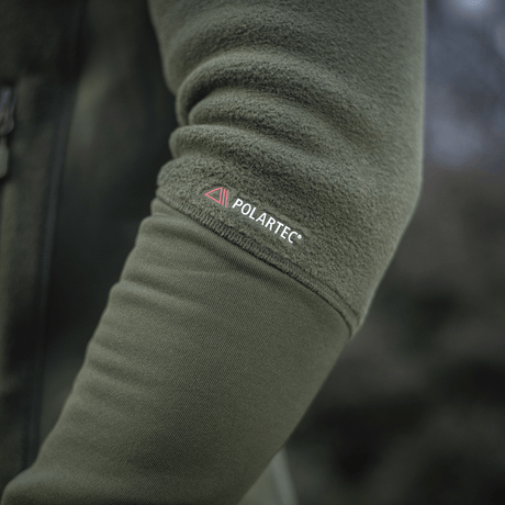 Lähikuva M-Tac Polartec Sport -fleecatakista, näkyy Polartec-logo ja fleecen tekstuuri.