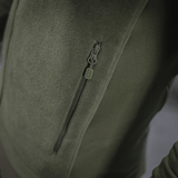 Lähikuva M-Tac Polartec Sport -fleecatakista vetoketjudetaljilla, valmistettu Polartec® 200 Series -fleecestä.