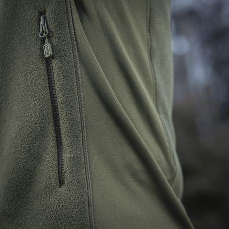 M-Tac Polartec Sport -fleecetakki vihreänä vetoketjudetaljilla, sopii vaihtokauteen ja viileään säähän.