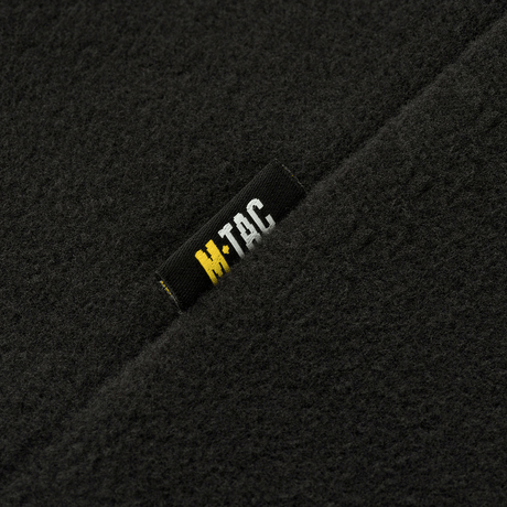 Lähikuva M-Tac Delta Polartec -naisten fleecetakista, musta M-Tac-logo kestävässä Polartec® Micro Series -fleecessä.