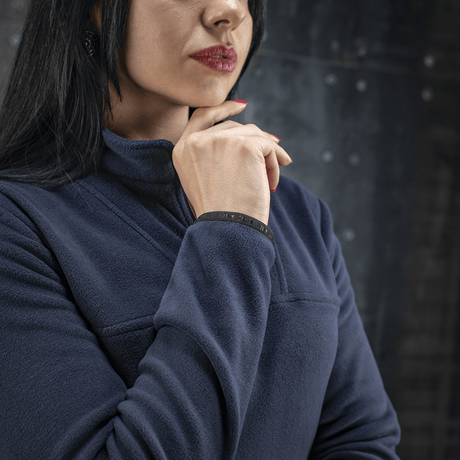 Naismalli pukeutuneena M-Tac Delta Polartec -naisten fleece-takkiin sinisenä, suunniteltu mukavuuteen ja lämpöön Polartec® Micro Series -fleecestä.