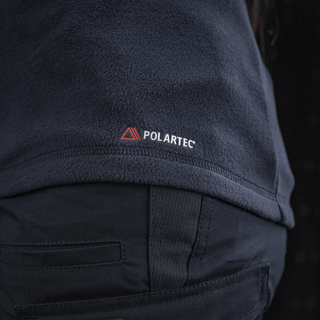 Lähikuva M-Tac Delta Polartec -naisten fleecetakista, korostaa Polartec-logoa takana kestävässä fleecessä.