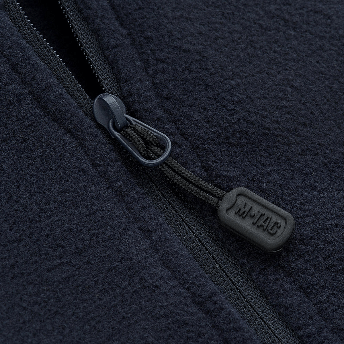 Yksityiskohta vetoketjusta M-Tac Delta Polartec -naisten fleecetakissa, valmistettu pehmeästä ja kestävästä Polartec® Micro Series -fleecestä.