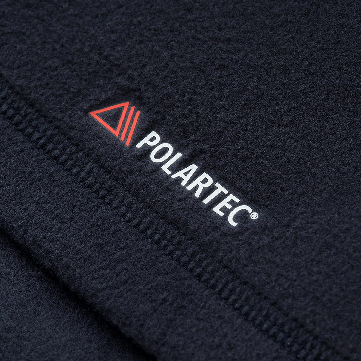 Lähikuva Polartec-logosta M-Tac Delta Polartec -naisten fleecetakissa, valmistettu 100% polyesteristä mukavuutta ja lämpöä varten.