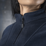 M-Tac Delta Polartec -naisten fleece-takki tummansinisenä, lähikuva vetoketjun yksityiskohdasta, ihanteellinen lämmöön ja mukavuuteen kylminä päivinä.