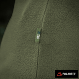 Lähikuva M-Tac Delta Polartec -naisten fleecetakista vihreänä, Polartec®-logo, valmistettu Polartec® Micro Series -fleecestä.