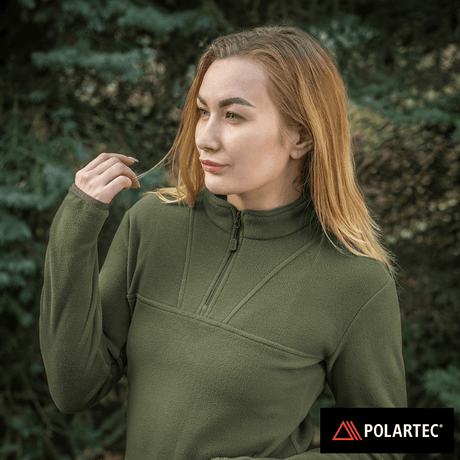 Nainen pukeutuneena M-Tac Delta Polartec -naisten fleece-takkiin vihreänä, sopii kylmiin päiviin Polartec®-materiaalin lämmöneristävyydellä.