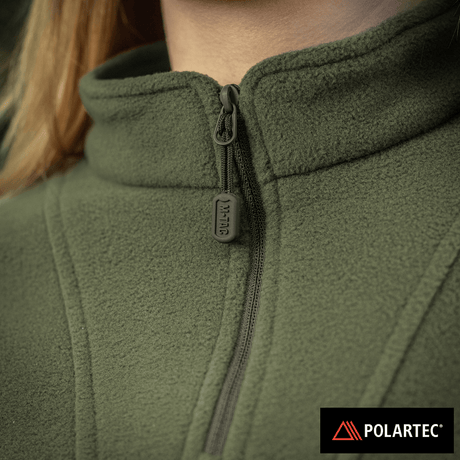 M-Tac Delta Polartec -naisten fleece-takki oliivinvihreänä, lähellä vetoketjua ja Polartec®-logo, sopii kylmyyteen ja mukavuuteen.