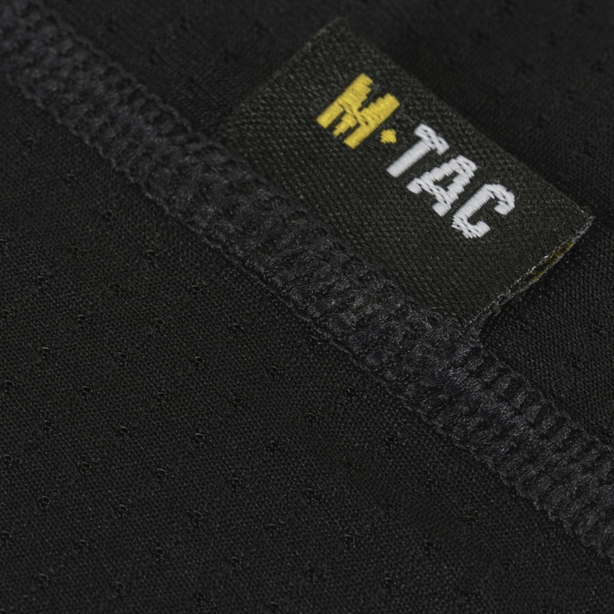 Lähikuva M-Tac Athletic Tactical Gen.II -t-paidan kankaasta ja etiketistä – toiminnallinen musta t-paita