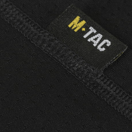 Lähikuva M-Tac Athletic Tactical Gen.II -t-paidan kankaasta ja etiketistä – toiminnallinen musta t-paita