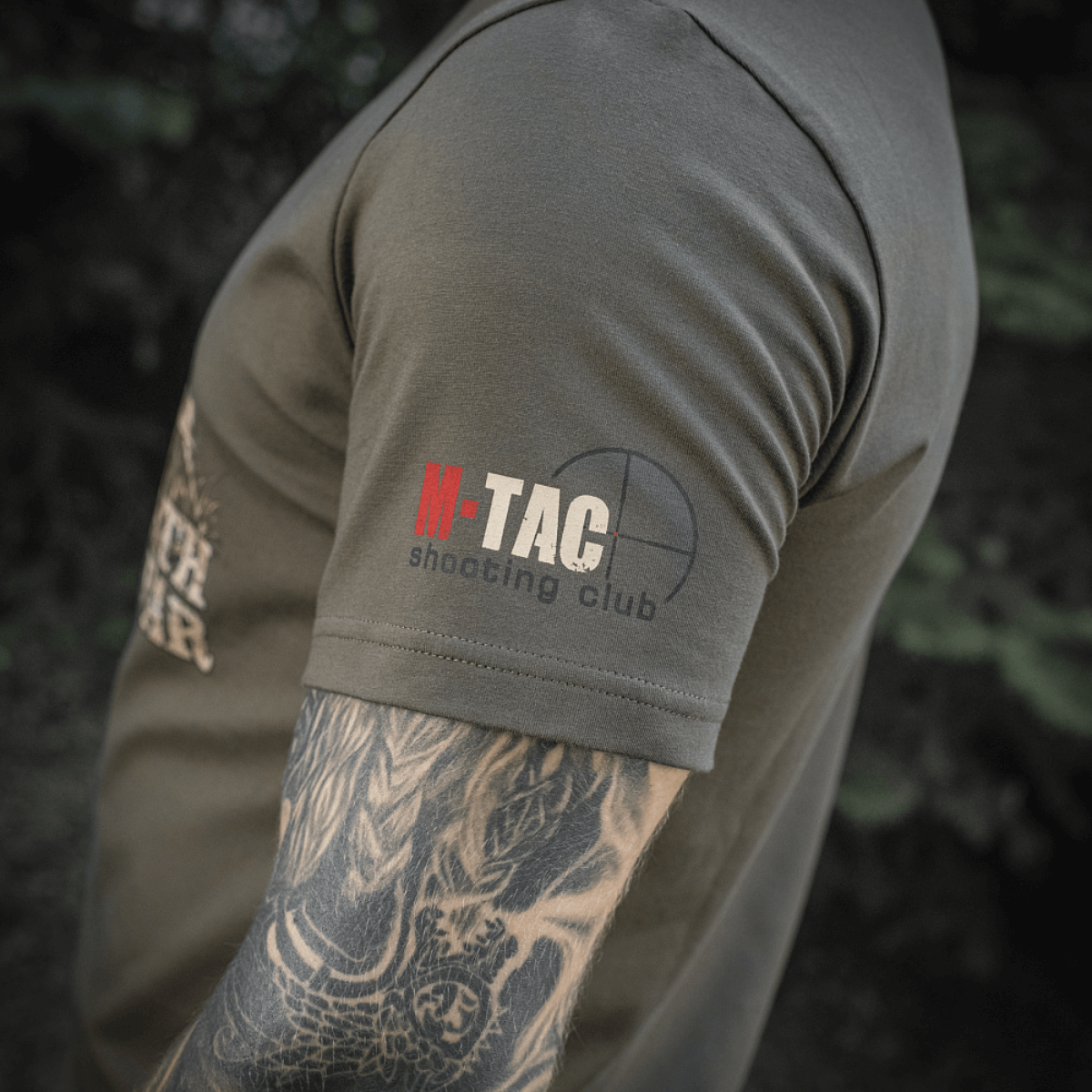 M-Tac Sniper T-paita oliivinvihreänä "Death From Afar" -painatuksella ja M-Tac-logolla, sopii sotilaille, poliisille ja arkeen