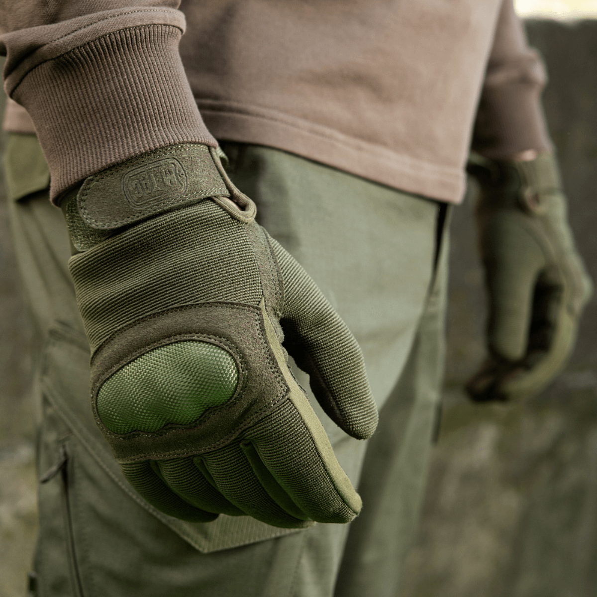 M-Tac Assault Tactical Mk.3, vahvistettu kämmen ja velcro turvalliseen ja mukavaan istuvuuteen, sopii aseenkäyttöön.