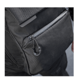 M-Tac Konvert Taske Elite, Cordura-materiaalia, säädettävä olkahihna ja helppo avaus magnetventililla.