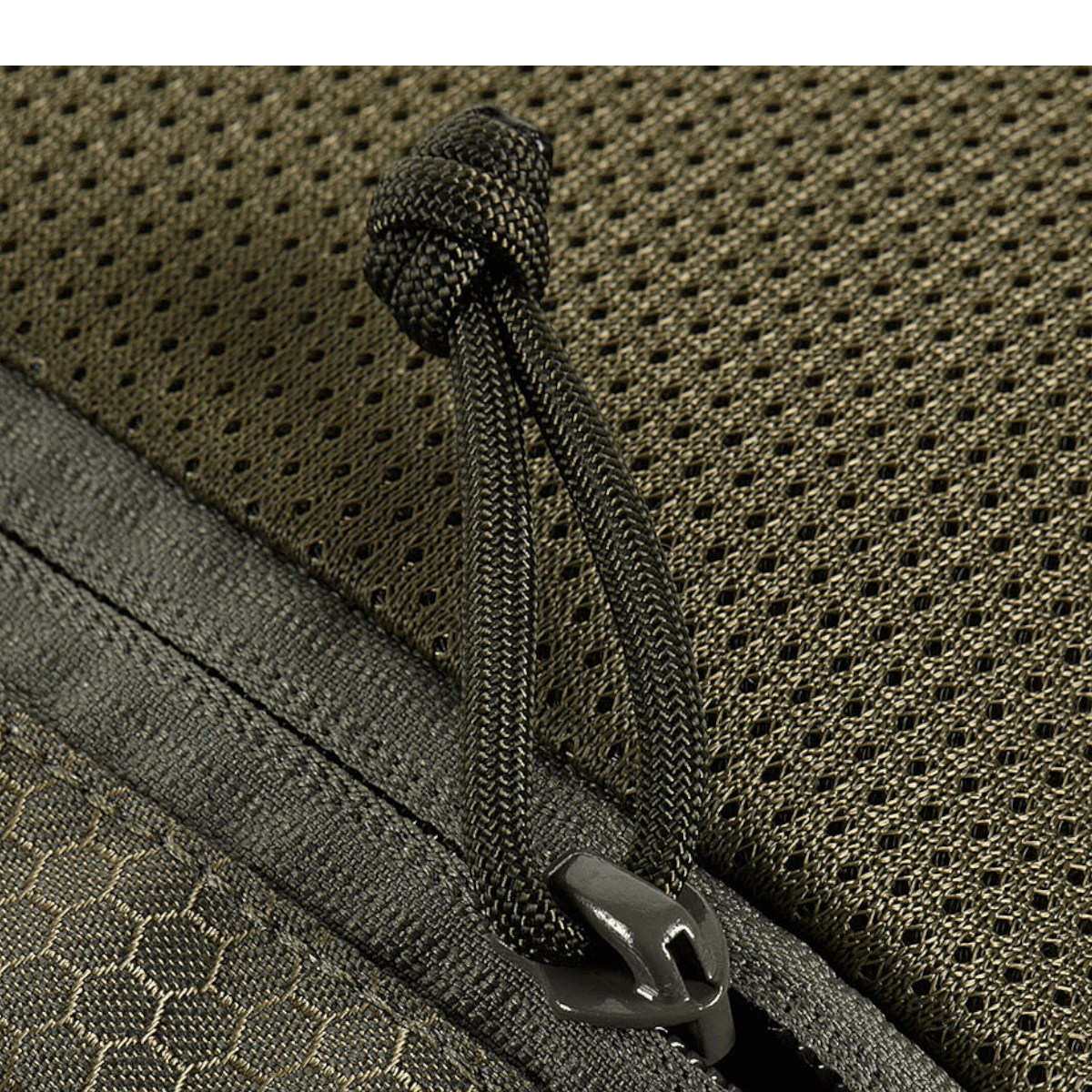 M-Tac Konvert Taske Elite yksityiskohta robustista Cordura-materiaalista ja lynlåsista, lähikuva.