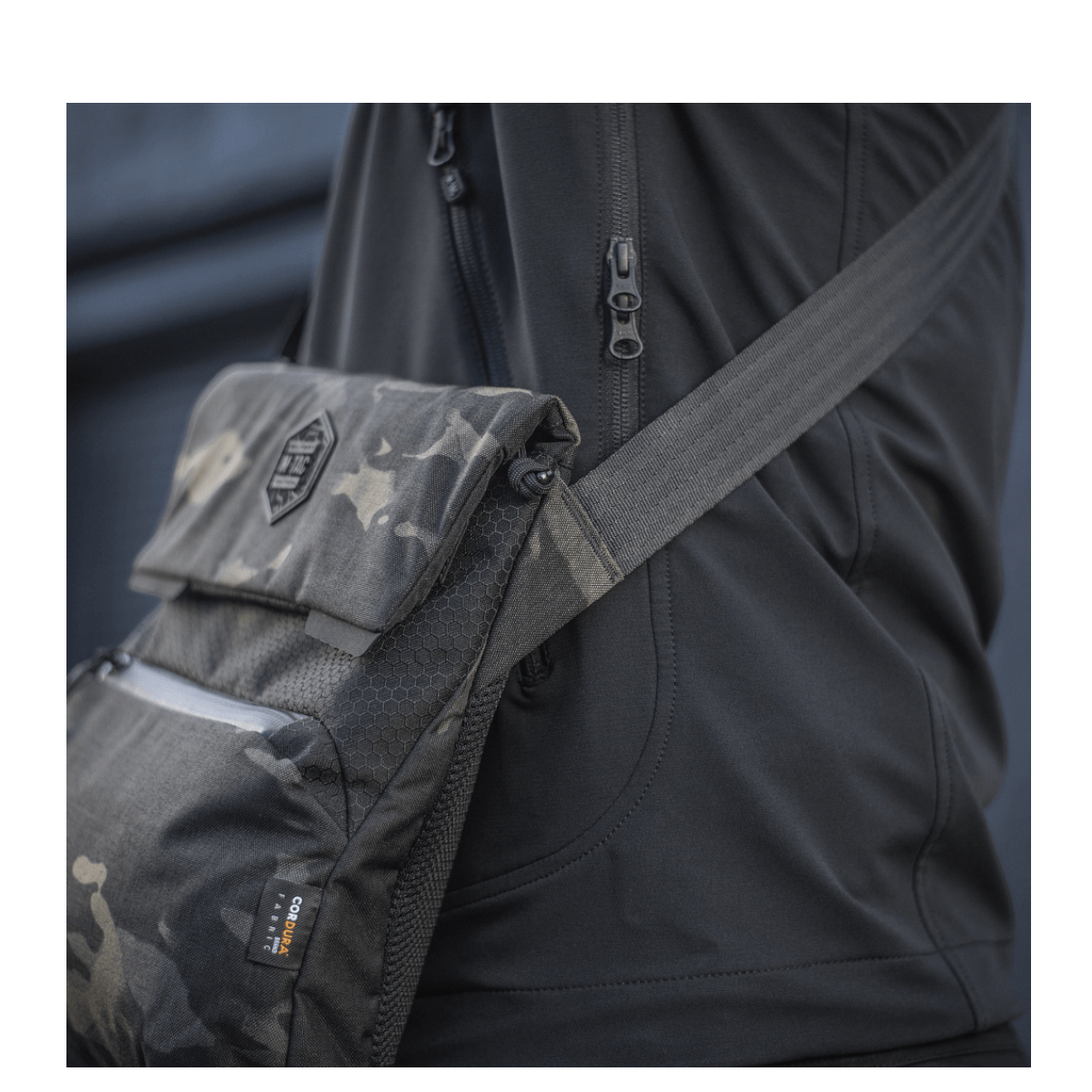 M-Tac Konvert Taske Elite camo-kuosissa, tukeva muotoilu Cordura-kankaasta, käytännöllinen magneettikiinnitys ja säädettävä olkahihna.