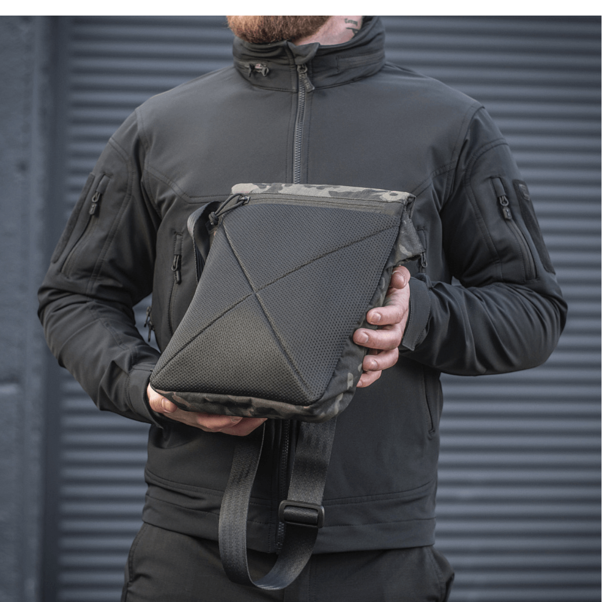 M-Tac Konvert Taske Elite tablettimalli, säädettävä olkahihna, Cordura-materiaalista.