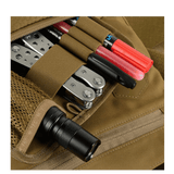 Tarkka kuva M-Tac Konvert Taske Elite -laukun käytännöllisestä varastoinnista, työkaluista ja taskulampusta, Cordura-materiaali.