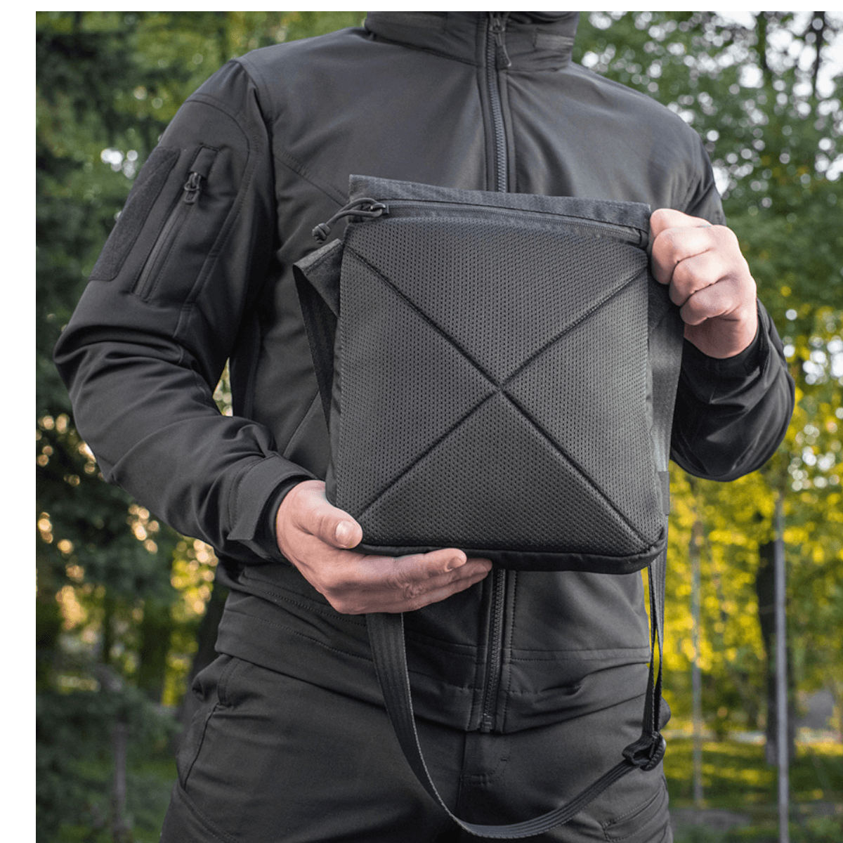 M-Tac Konvert Taske Elite Cordura 500D:llä ja Hex 1000D:llä, tablet-design ja säädettävä olkahihna, pidetään luonnossa.