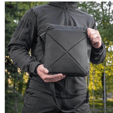 M-Tac Konvert Taske Elite Cordura 500D:llä ja Hex 1000D:llä, tablet-design ja säädettävä olkahihna, pidetään luonnossa.