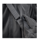 M-Tac Konvert Taske Elite, lähikuva säädettävästä olkahihnasta ja magnetventil-kannesta Cordura-materiaalissa.