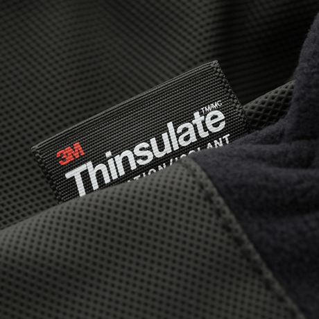 M-Tac Handsker Fleece Thinsulate, lähikuva mustasta etiketistä: 3M Thinsulate -teknologia, eristys ja kyläsuojaus.