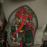 M-Tac T-Shirt Motanka Motanka-nukkekuvituksella, perinteinen asu ja miekka, symbolina kasakkaiden rohkeudelle ja taisteluhengelle.