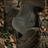 M-Tac Sokker Tactical Army oliivinvihreät sukat hengittävällä rakenteella ja vahvistetulla kantapäällä ja jalkapohjalla, suunniteltu ammattimaiseen mukavuuteen, galleria-asento 1