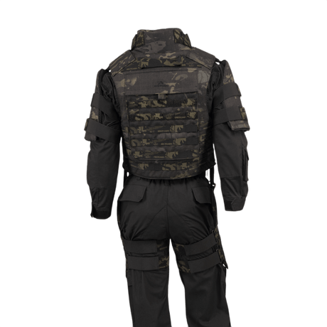 Anorak Niobium® Tactical II – full set MultiCam® täydellinen takanäkymä, esittelee monipuolisen kehonpanssarimuotoilun poliisivoimille.