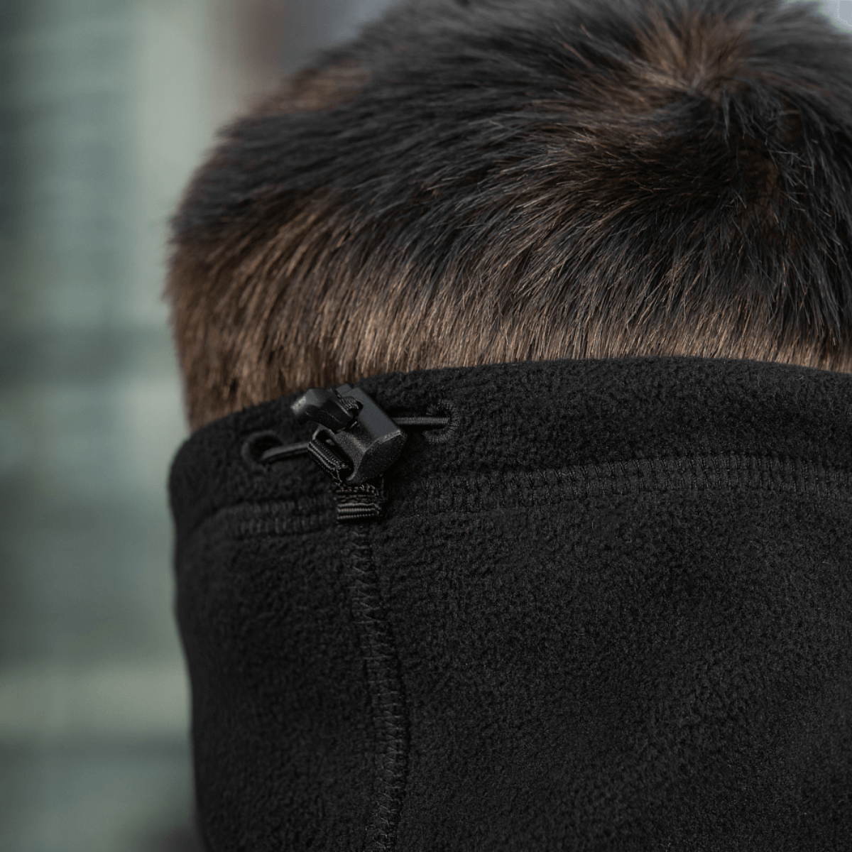 M-Tac Anatomisk Snood Justerbar Elite Fleece (320 g/m²) mustassa fleecessä, monikäyttöinen kylmäsään asuste, säädettävä nyöri takana.