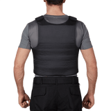 Henkilö kantaa Anorak Concealable III Coveria piilotettavaa suojaa varten, valmistettu RIP-STOP Dry Comfort XT®- ja Coolmax® -materiaaleista.